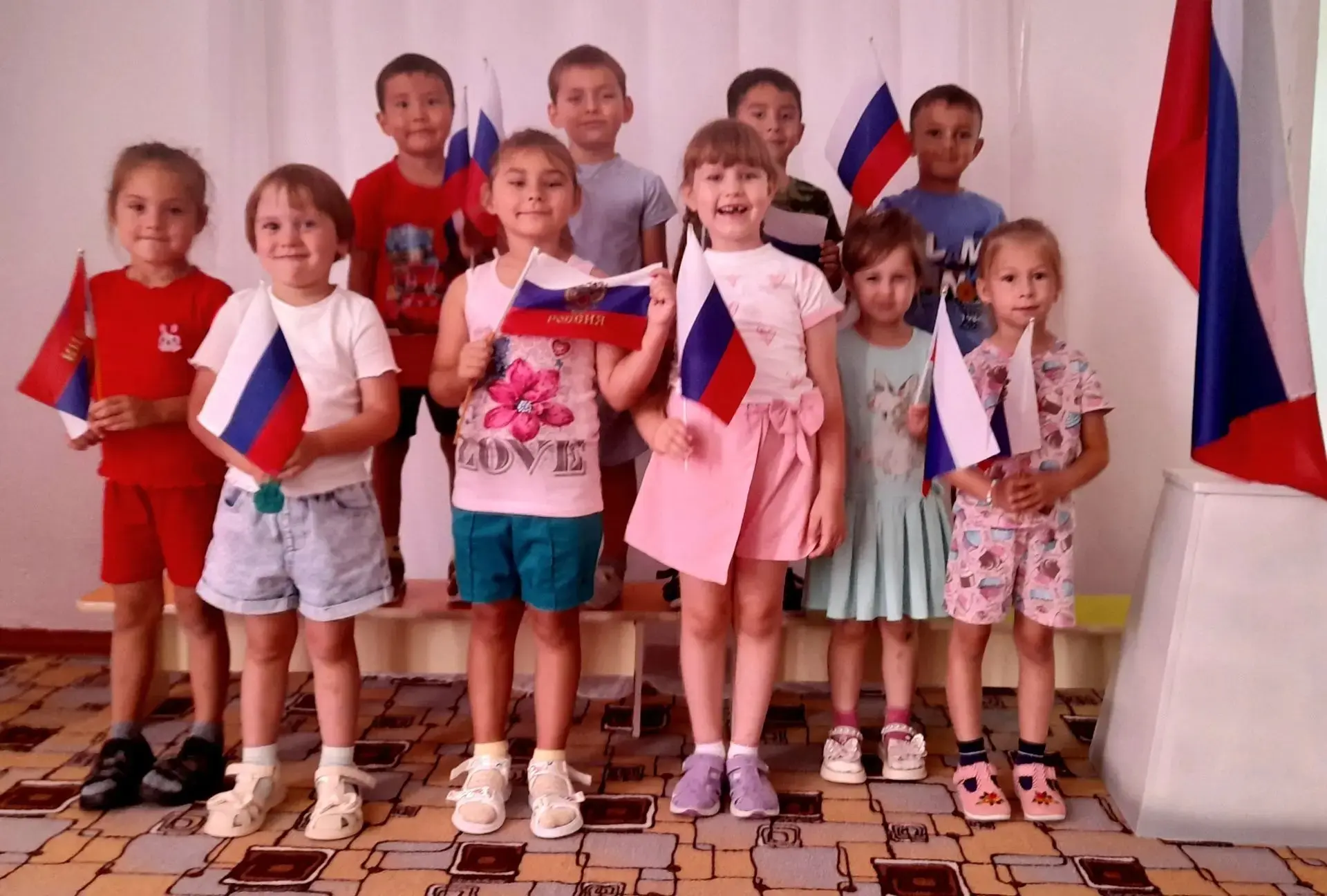 Белый – облако большое,