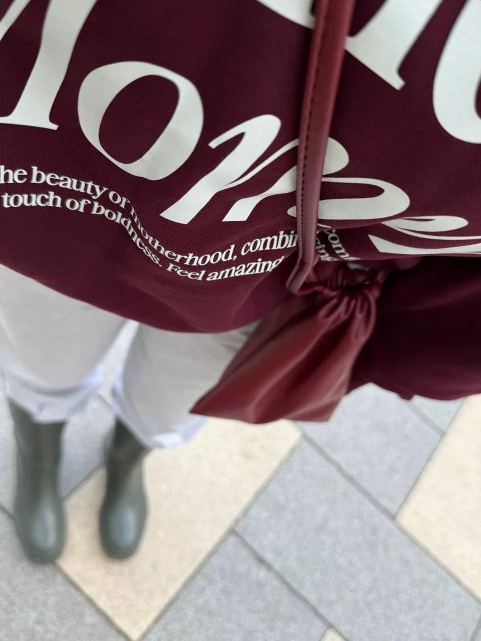 Частый look of the day этого лета:

Свитшот MOMMY MOOD

Микросумочка кроссбоди СИН

Джоггеры Miracol