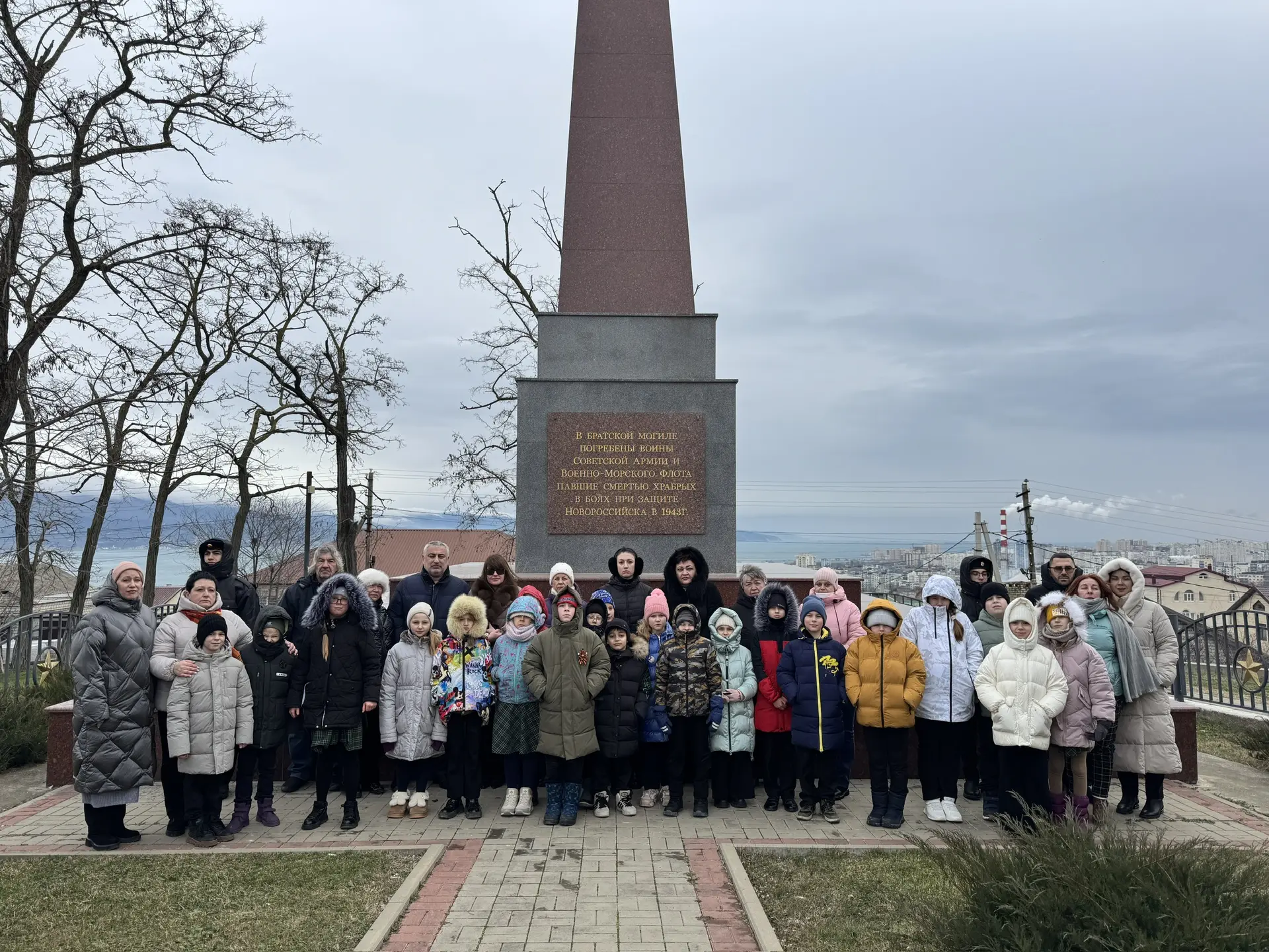 ВОЗЛОЖЕНИЕ ЦВЕТОВ 🌹🙏🏼   Учащиеся 9«Б» класса в составе Федерации Бокса, вместе с депутатом VIII созы