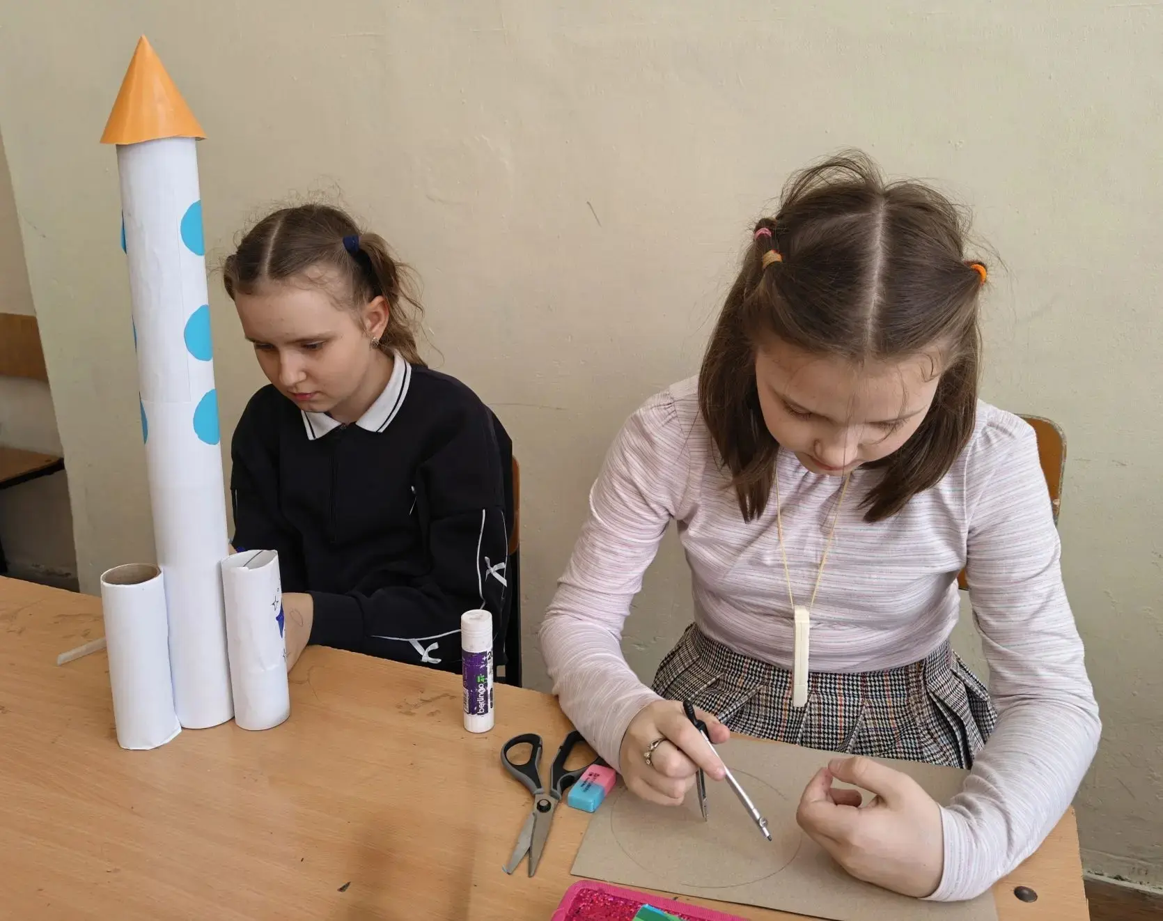 🚀К звездам — через творчество!  🛰В творческом объединении «Умелые руки» целый месяц шла подготовка к