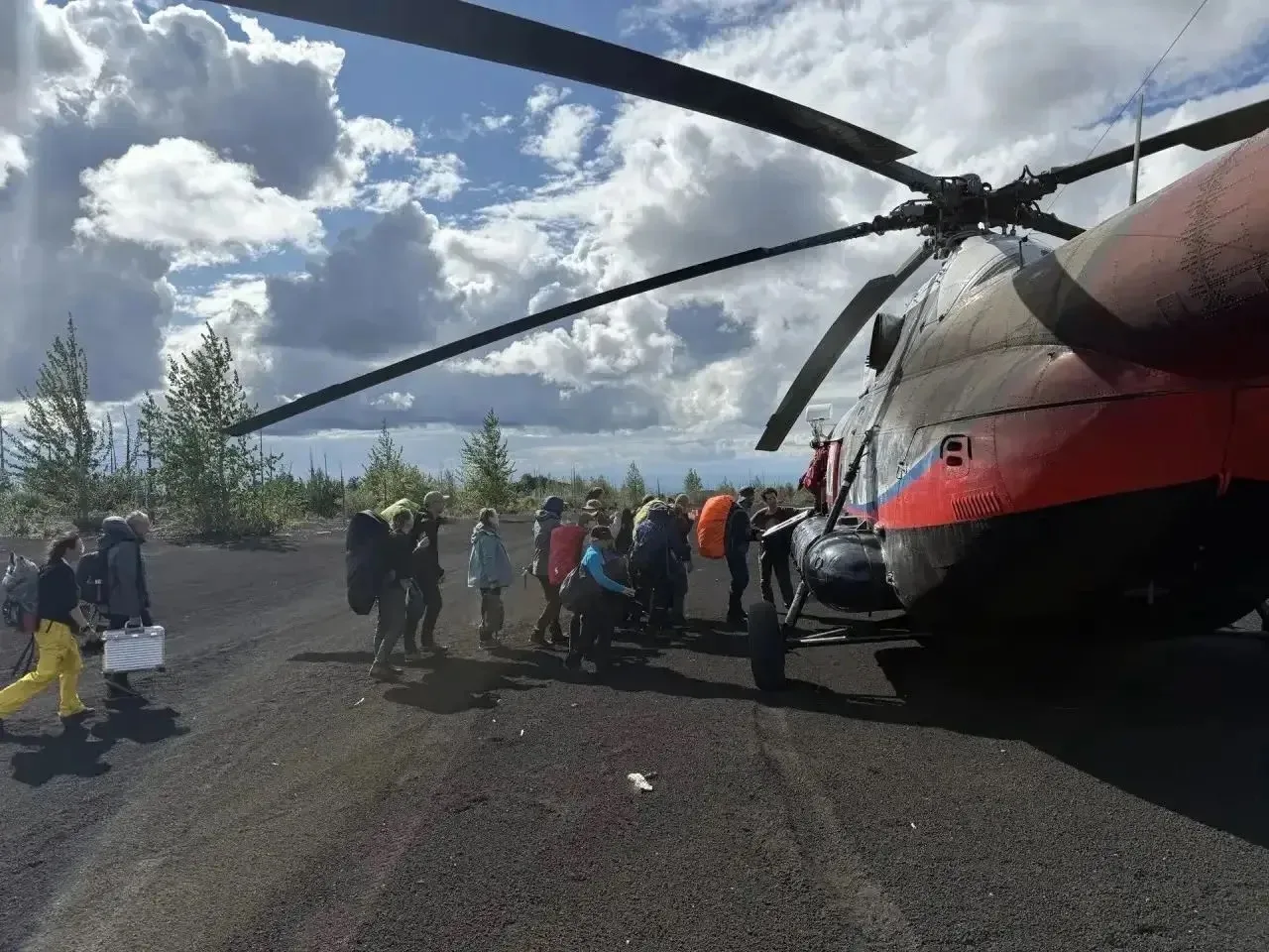 🌋 С Толбачика эвакуируют 117 туристов: люди уже в безопасности