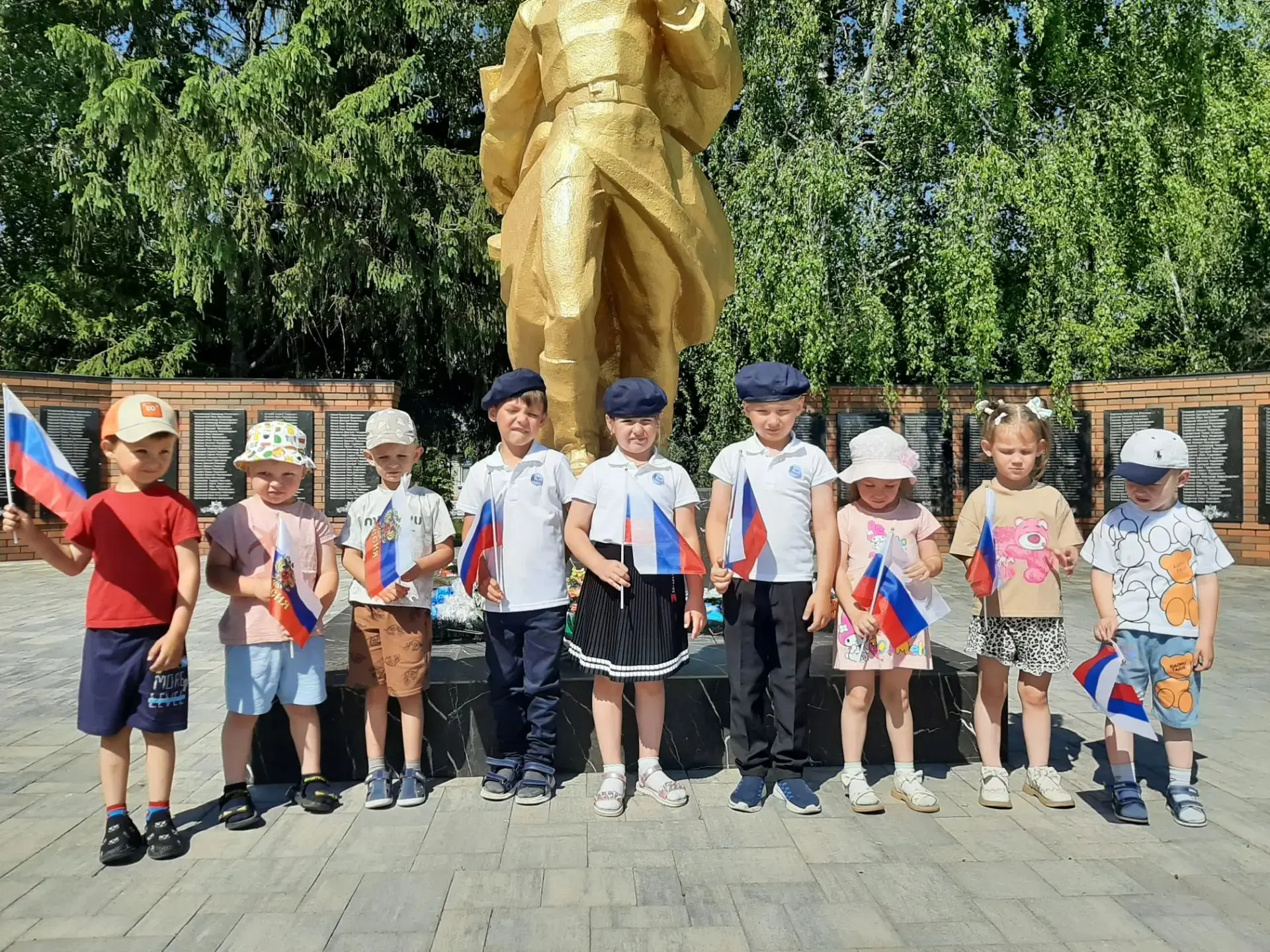12 июня в нaшей стрaне отмечaется День России. Это прaздник свободы, мирa и добрa. Он символизирует 