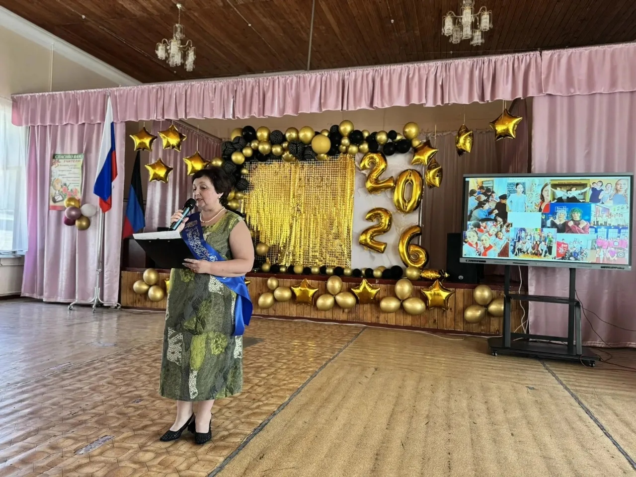 🎉 Сегодня в нашей школе прошёл праздничный педсовет, посвящённый вручению аттестатов о...