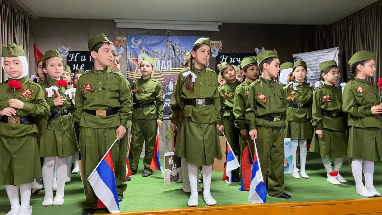 Этот День Победы порохом пропах  Этот праздник с сединою на висках  Это радость со слезами на глазах