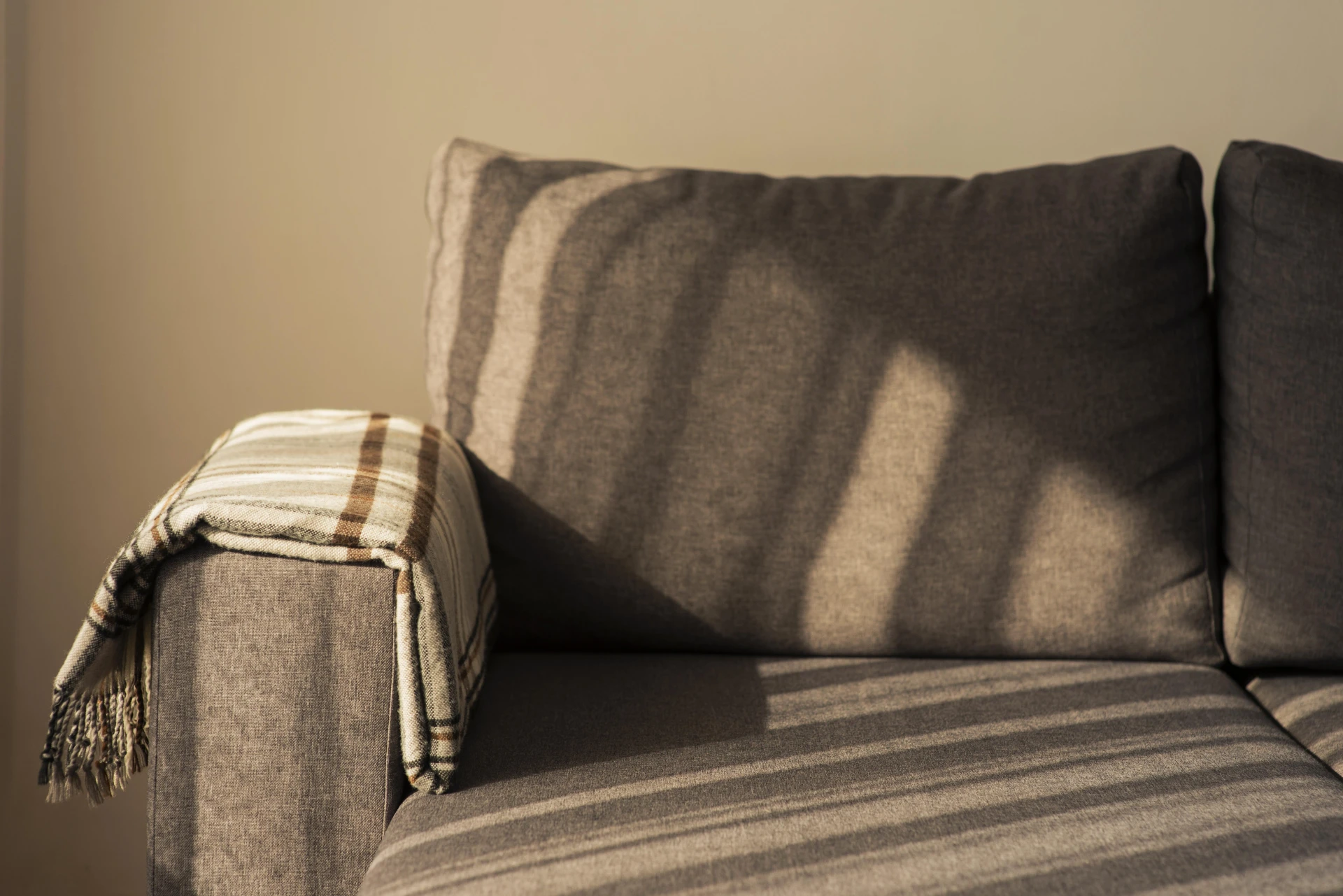 🛋️ 5 способов вернуть дивану форму и комфорт