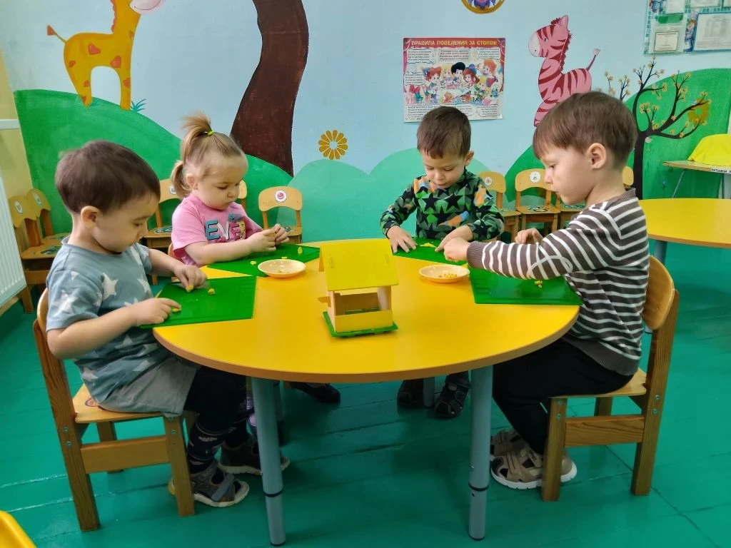 15 января отмечается  "День зимующих птиц".