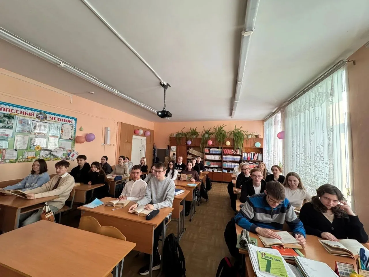 21 марта - Всемирный день поэзии.   Последний учебный день не пришëл зря! Прямо перед каникулами реб