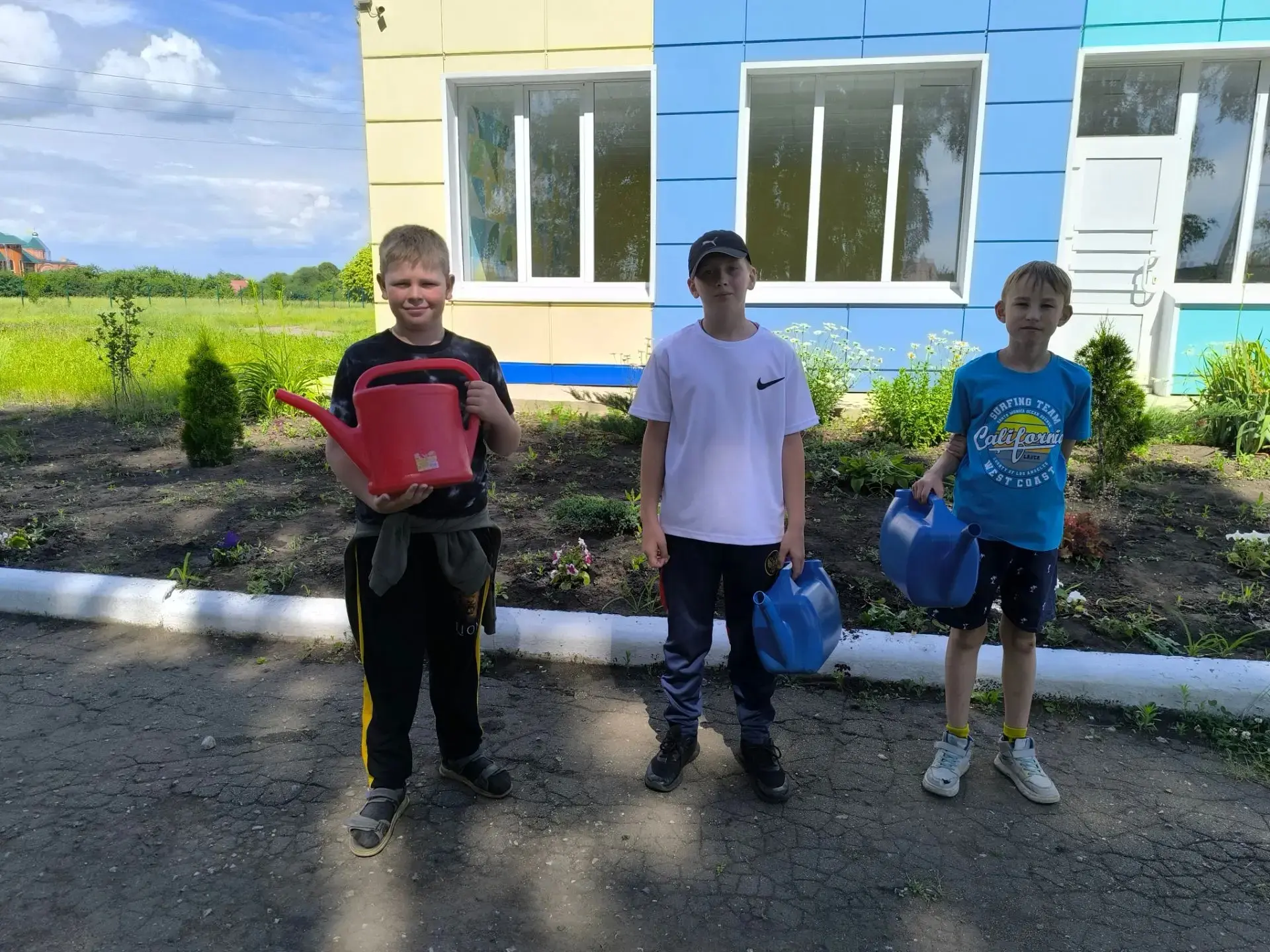 Взяли лейки 💦, детвора 👧👦, поливать цветы 🌸 пора!
Ребята из отряда "Одуванчики" с удовольствием 