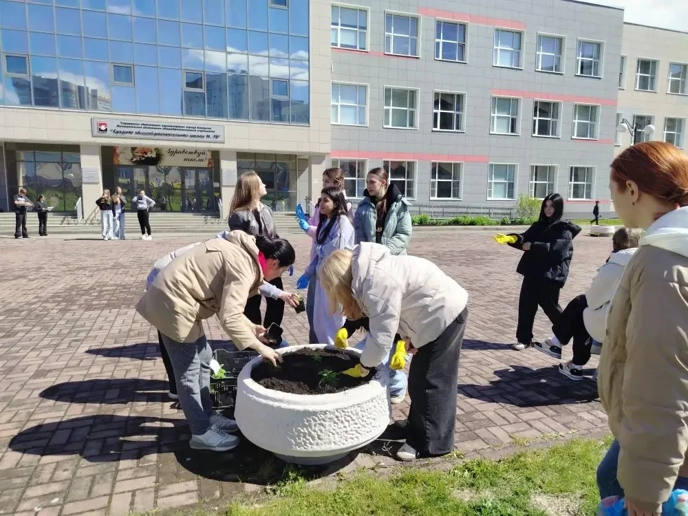 🌷 Сегодня наши учащиеся и педагоги дружно взялись за дело — высадили первые цветы на школьном дворе!
