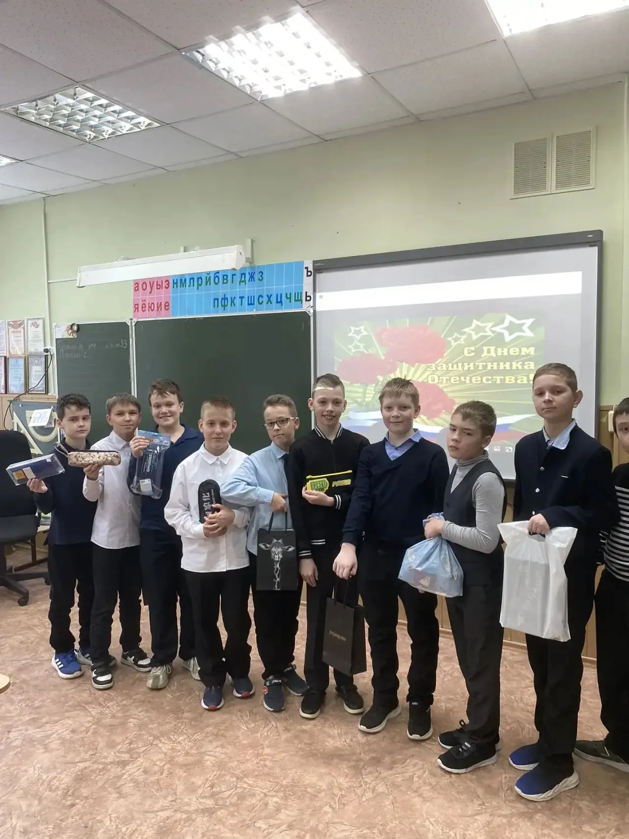 В 4Б классе — день настоящих мужчин! 🎖️  Классный руководитель Котельникова Надежда Михайловна прове