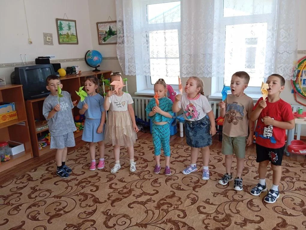 В рамках тематической недели "Земля, вода и солнце" дети узнали, откуда берётся ветер, почему он дуе
