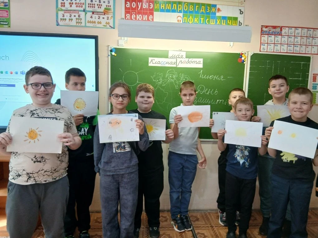🎉 Ура! Мы торжественно открыли смену в пришкольном лагере — и сразу стало шумно, весел...