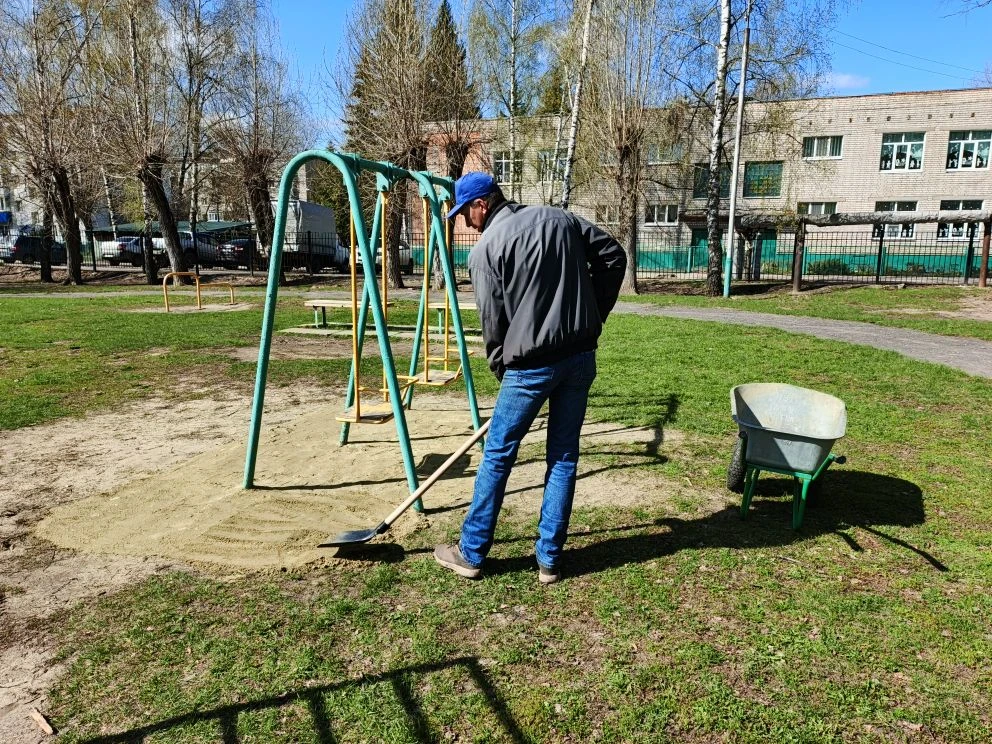 Сегодня приступили к подготовке детской площадки, расположенной на территории школы к л...