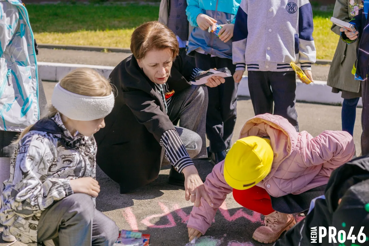 🎨 Миру — мир!
Школьный двор на время превратился в настоящую галерею под открытым небом — в школе п