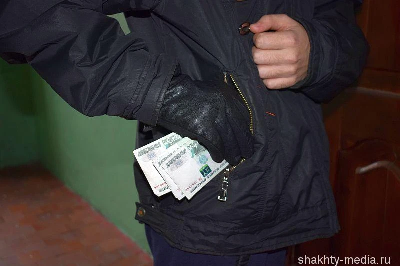 Мошенники убедили ростовчанку забрать сбережения у пенсионерки из Шахт

Женщина, перед этим сама ста