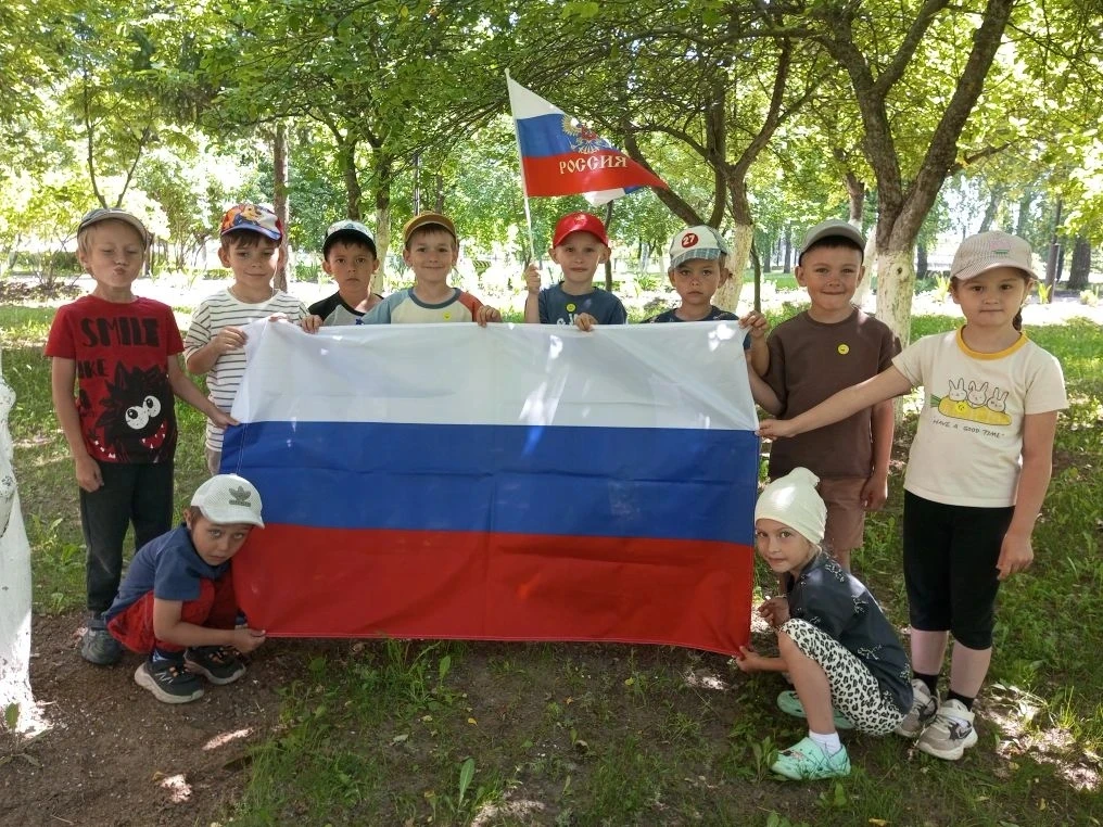 Воспитанники группы "Соловьи" поздравляют с Днём России!
В этот праздничный день  ребята желают наше