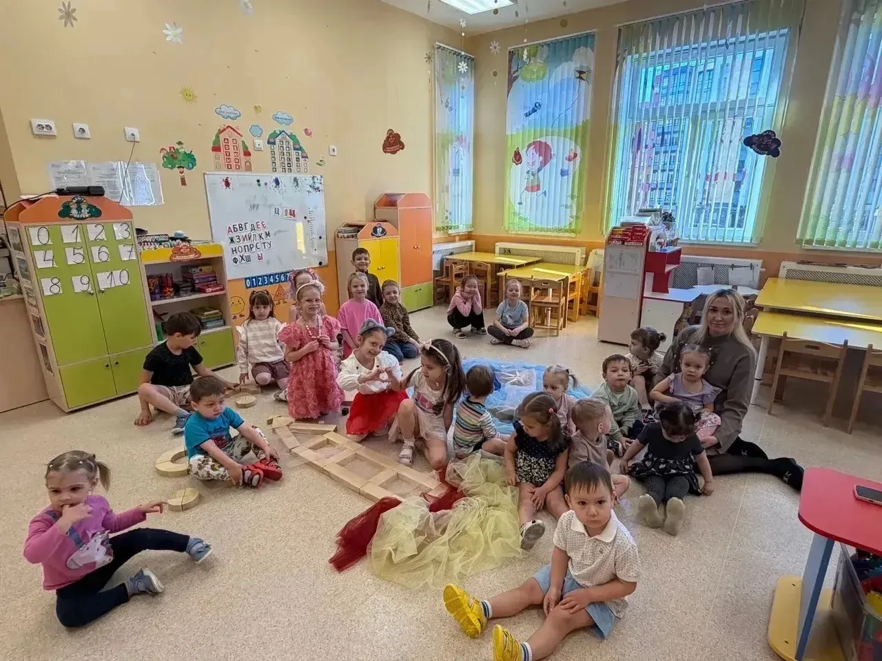 🌻В нашем детском саду прошел необычный день гостевания. Малыши из ясельной группы №16 «Шмелёк» отпра