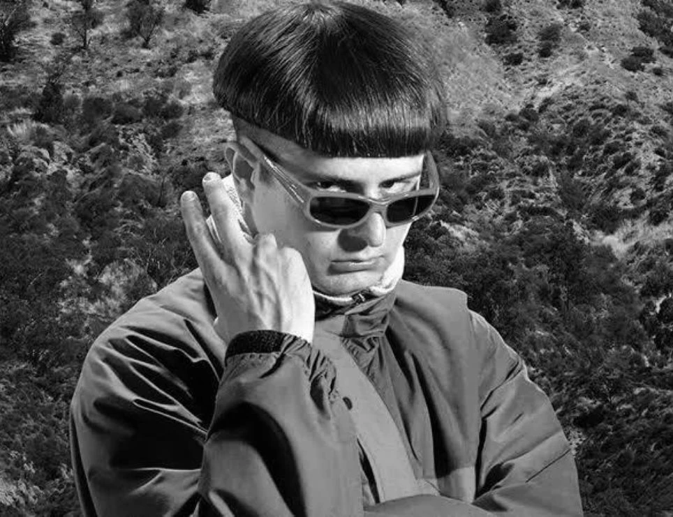 История Оливера Три оборвалась так же внезапно и громко, как начинались его треки

Эпатажный артист 