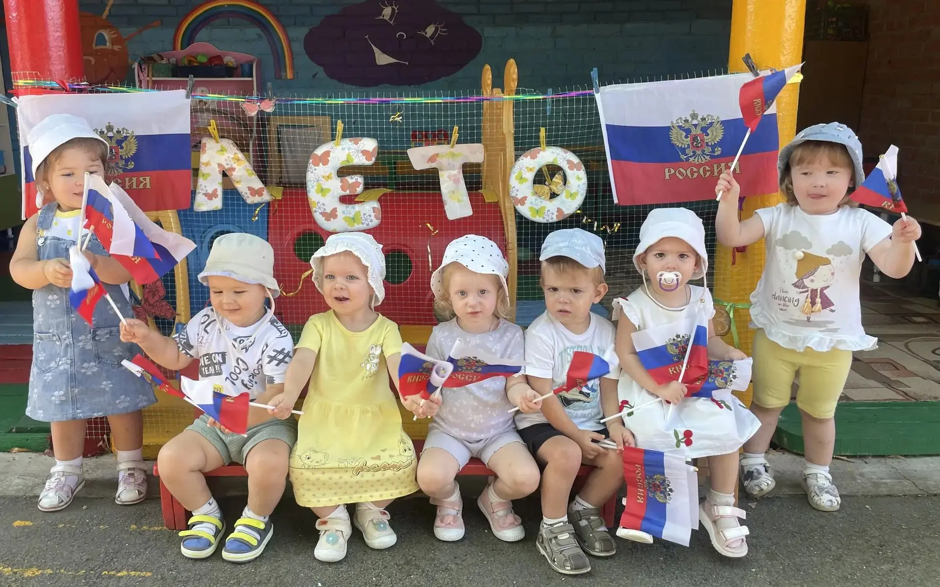 Сегодня накануне Дня Государственного флага России ребята группы раннего возраста позна...