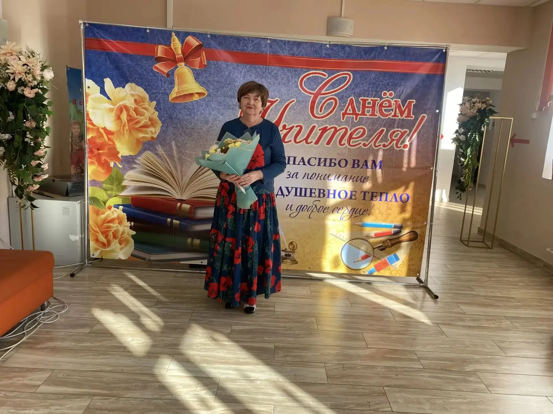 Елену Михайловну Михайлову, советника директора школы