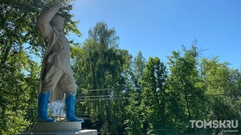 Не прошло и года: сапоги Кирова снова покрасили 👢