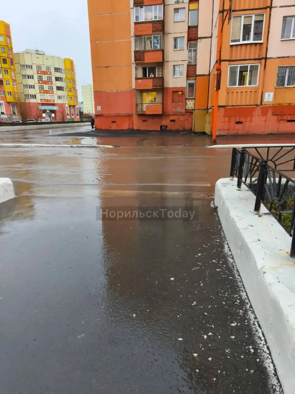«Администрации и отвечающему управлению за дороги и территорию города, все равно на жит...