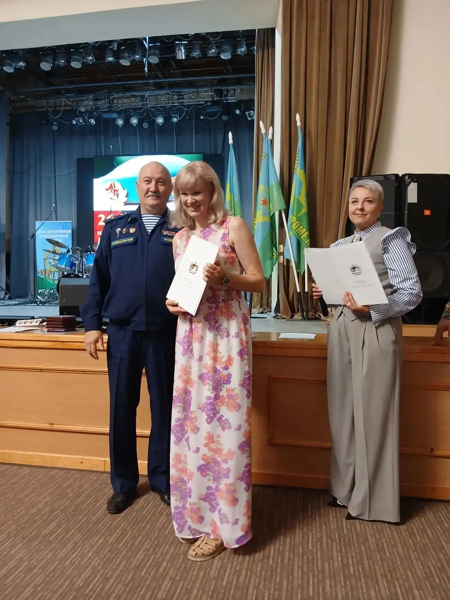 Герои не носят плащи, у них есть медали и Благодарственные письма!                                  