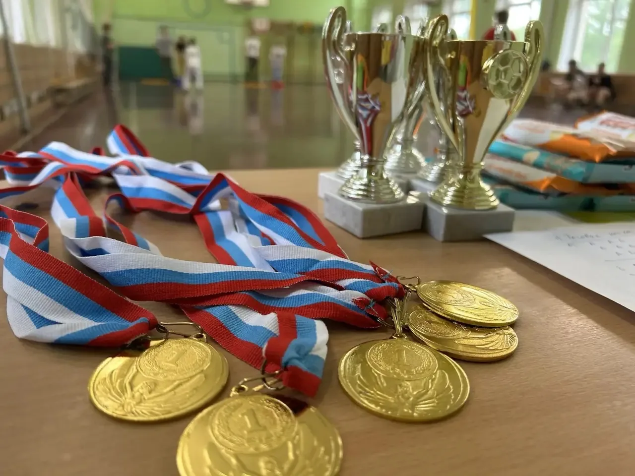 В ДЕНЬ СЕМЬИ - НА СПОРТЕ  Утро субботы в нашей школе началось с яркого спортивного праздника  «Папа,