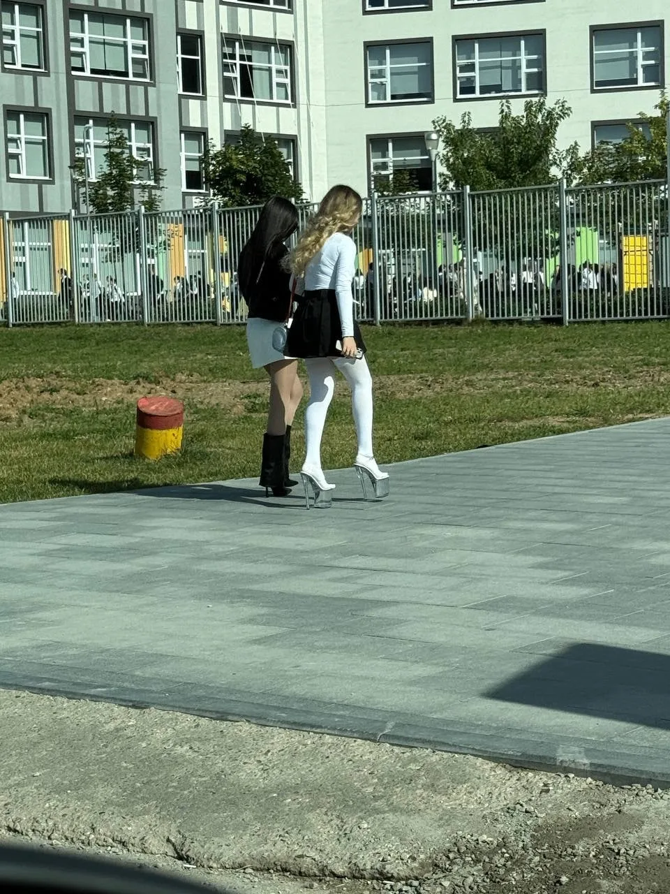 Некоторые столичные школьницы хотят слишком рано повзрослеть😁