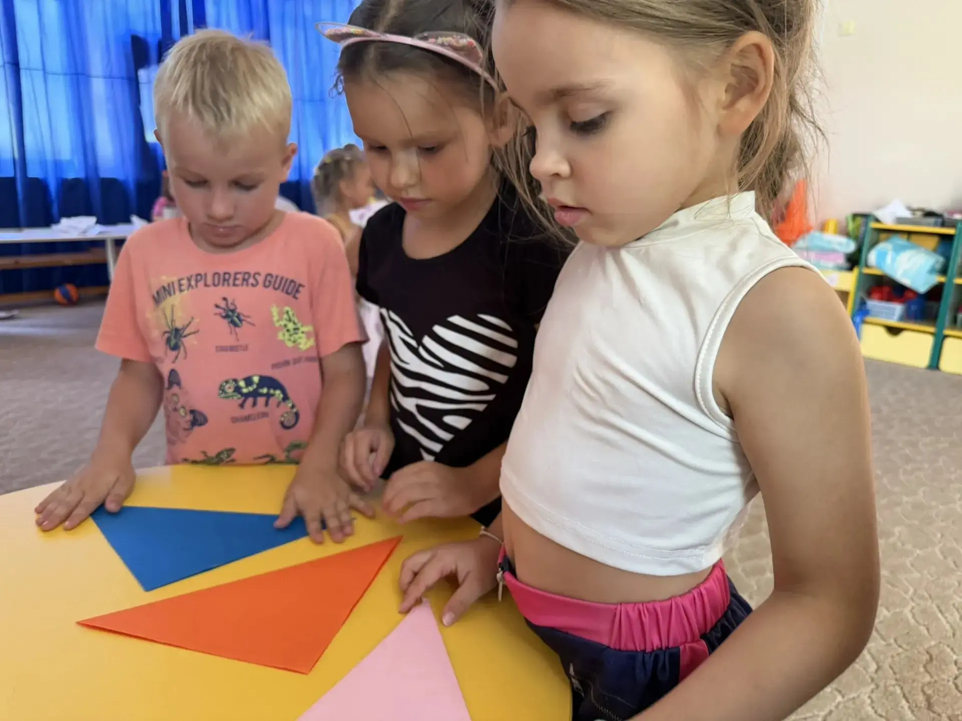 ☘🎨Сегодня ребята из групп «Сказка» и «Радуга» с любовью мастерили открытки и цветы в технике оригам