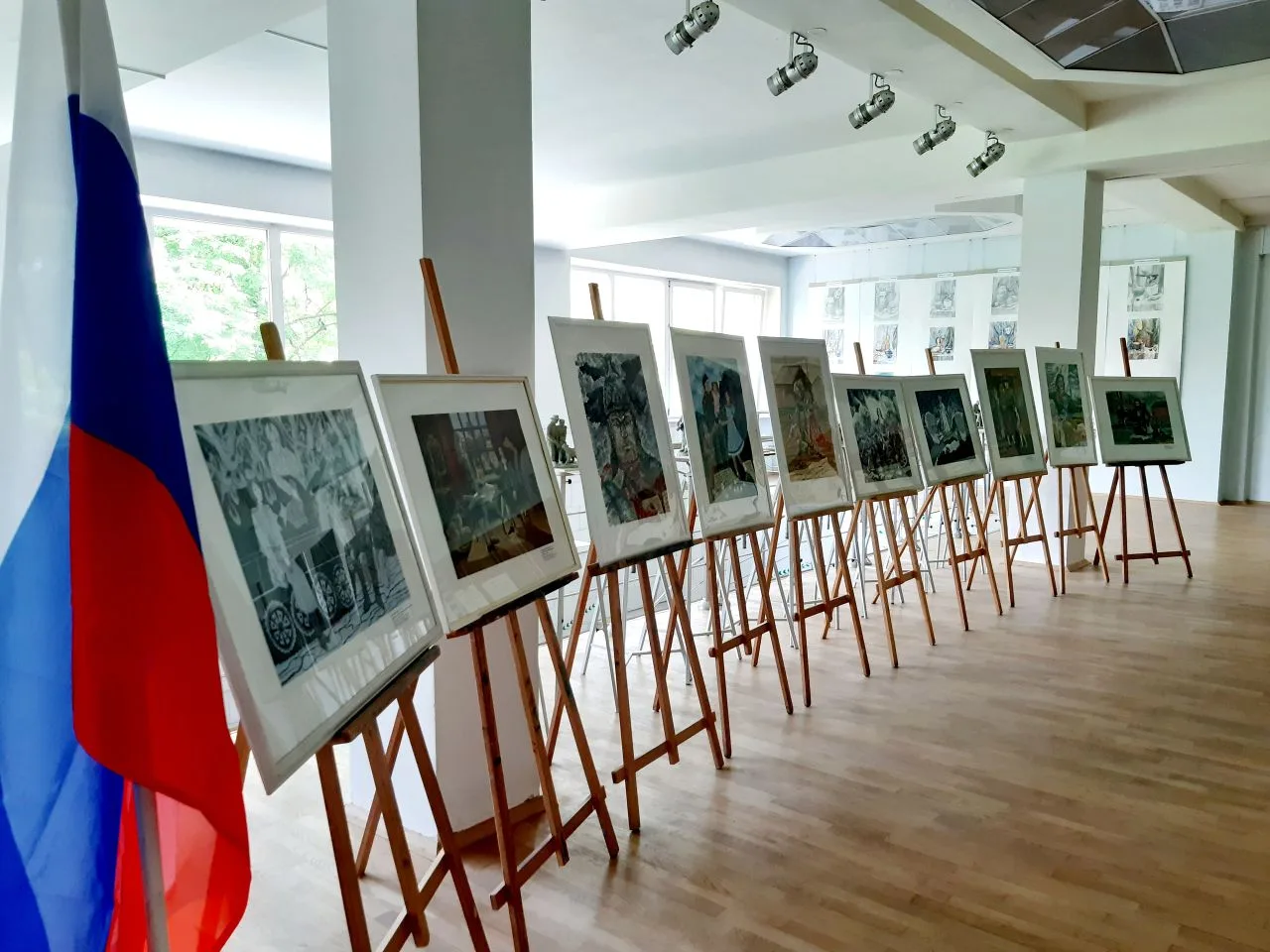🇷🇺🎨 В преддверии Дня России в нашей школе была оформлена новая экспозиция творческих...