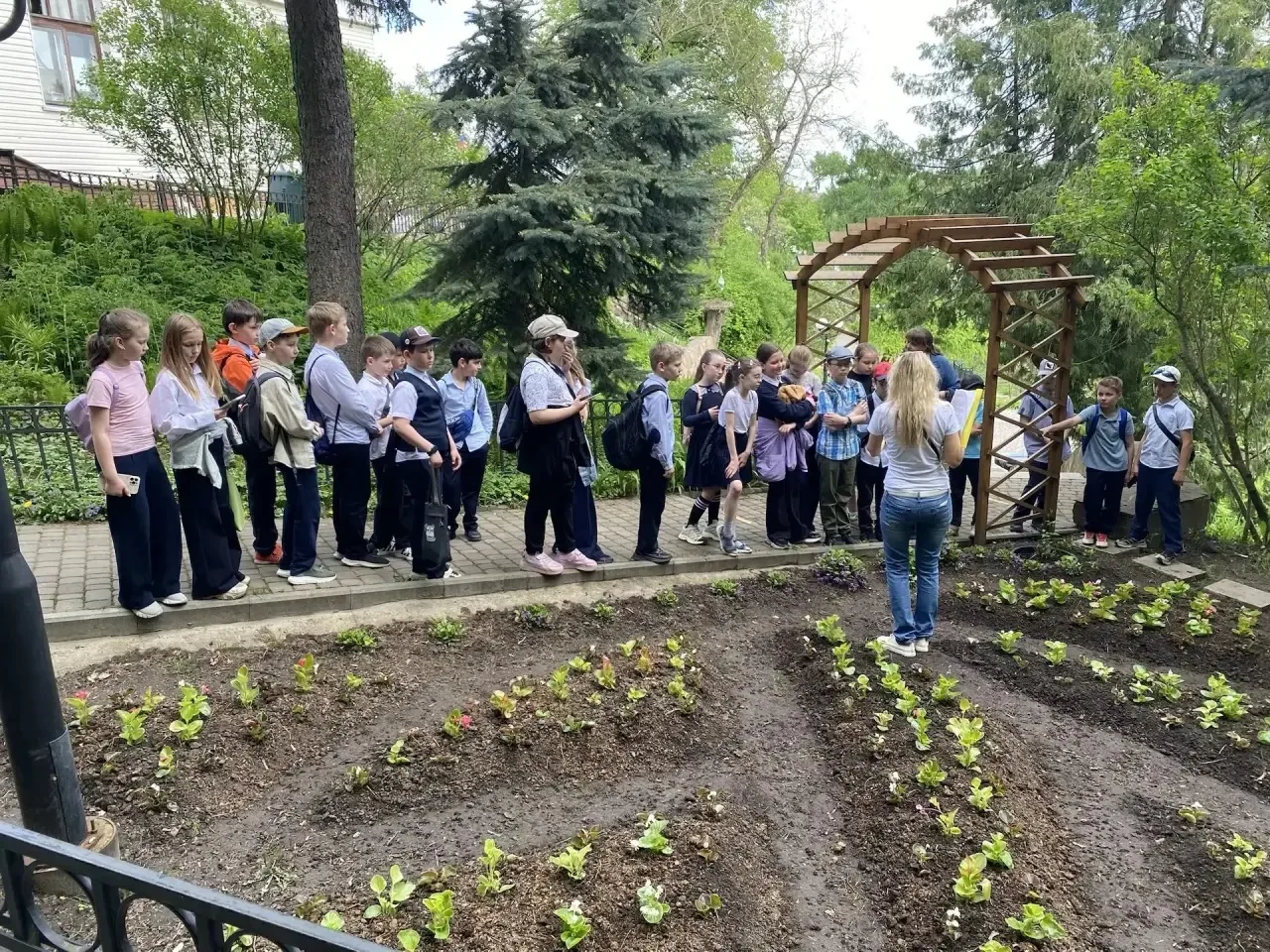 🌱3 ж класс ( классный руководитель-Лебедева Е.К.) посетил Патриаршие сады.  В рамках программы "Живы