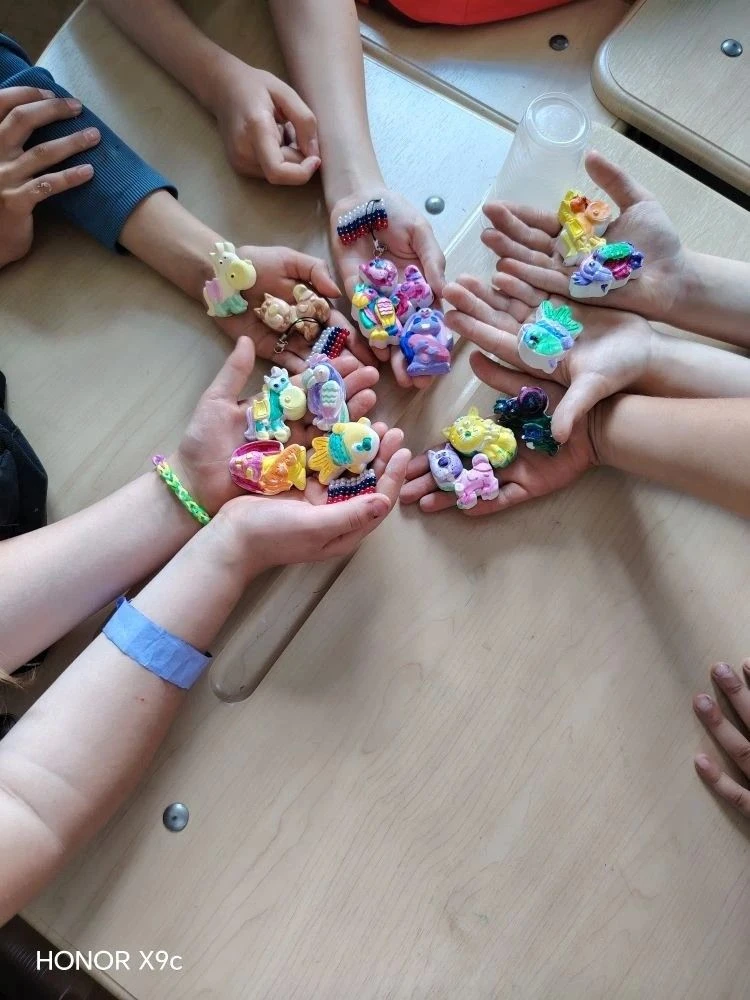 ☀️🎨 Ребята из школьного лагеря  посетили Дом творчества, где для них провели  мастер-класс по роспи