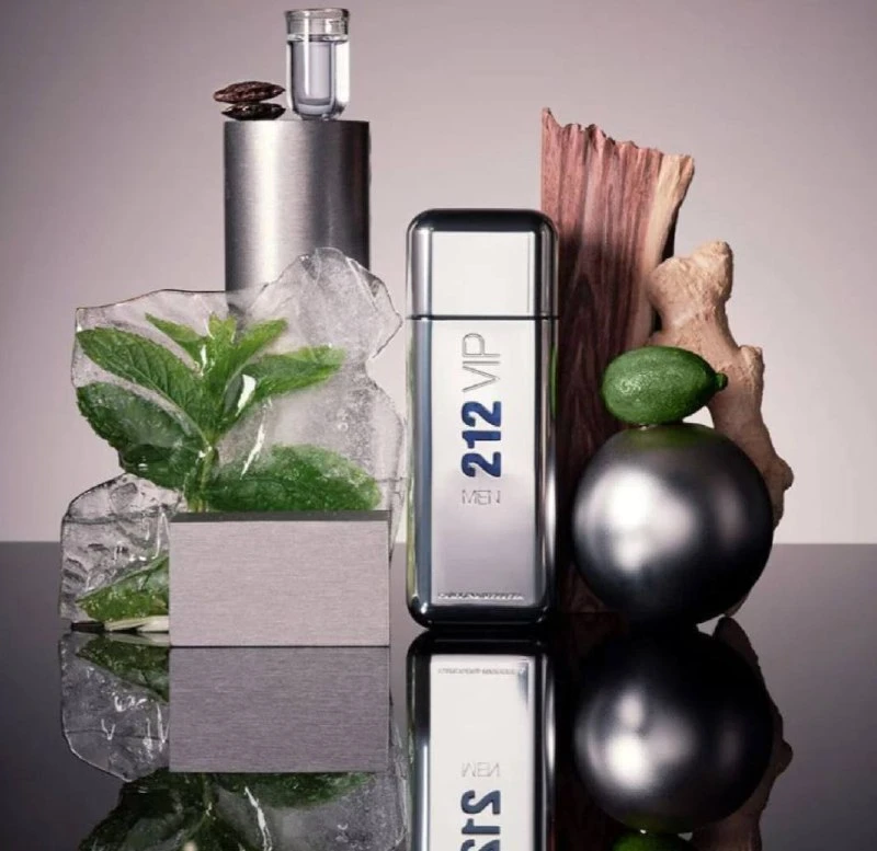 CAROLINA HERRERA 212 vip men коктейль из ароматов лайма, черной икры, перца, имбиря и м...