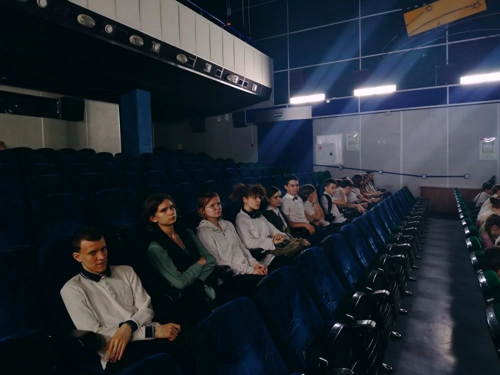 ✨ Путешествие в прошлое и будущее: 9 «Б» в культурном центре «Победа» 🎬