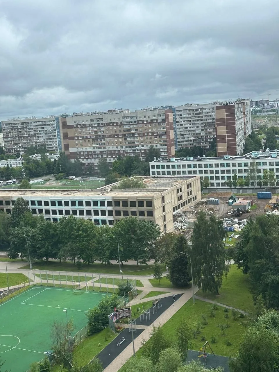 🛠 Продолжается капремонт школы в 14-м районе: с 1151-й начали счищать краску