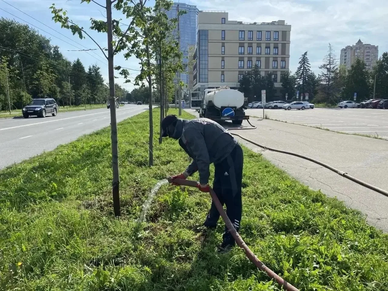 Капля за каплей — жизнь в каждом листе🌳

Продолжается регулярный полив деревьев - в этот раз на ули