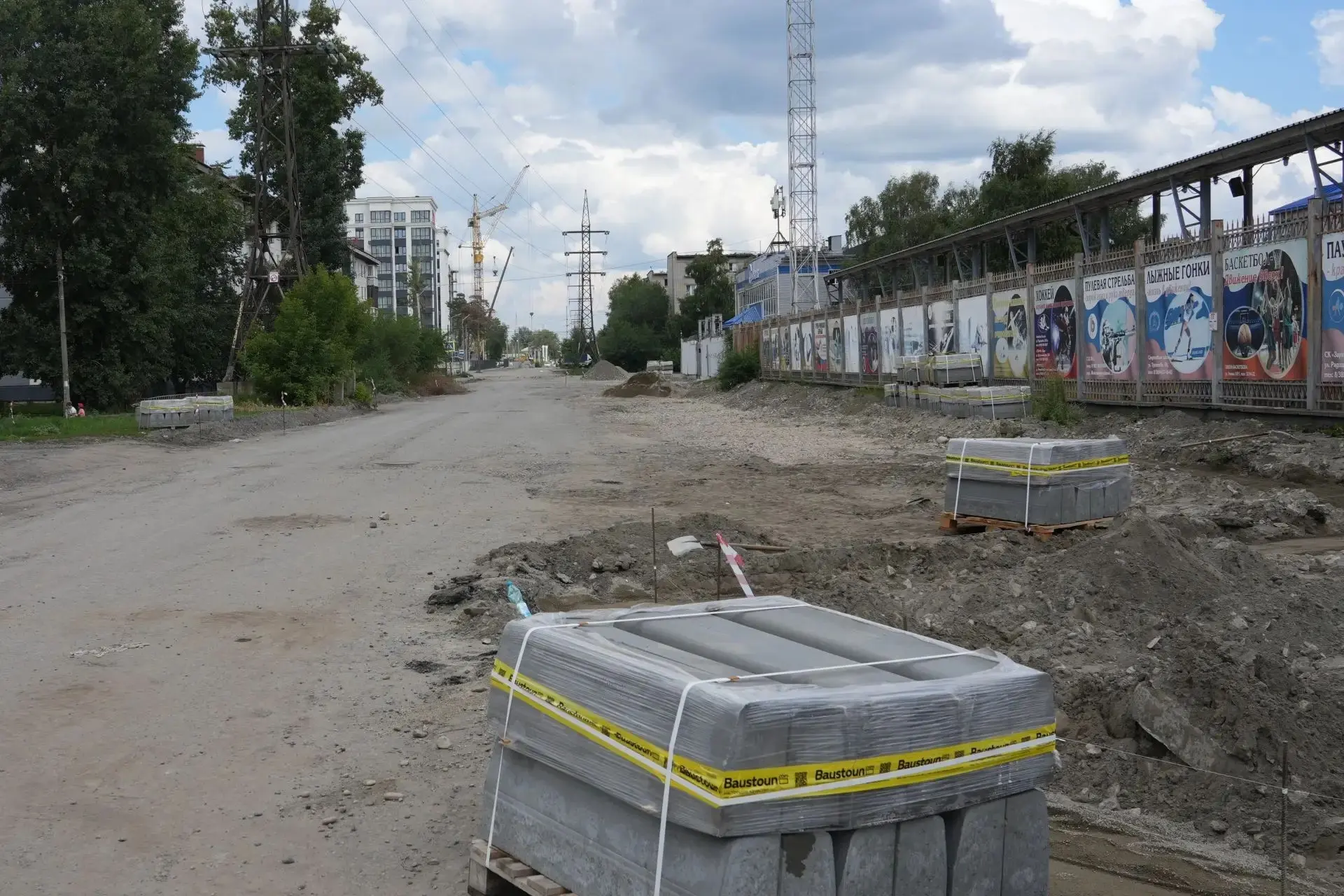 🚧🛣 Дорога к «Дельфину» и «Юбилейному»: в Бийске начался ремонт улицы Разина

В наукограде старто