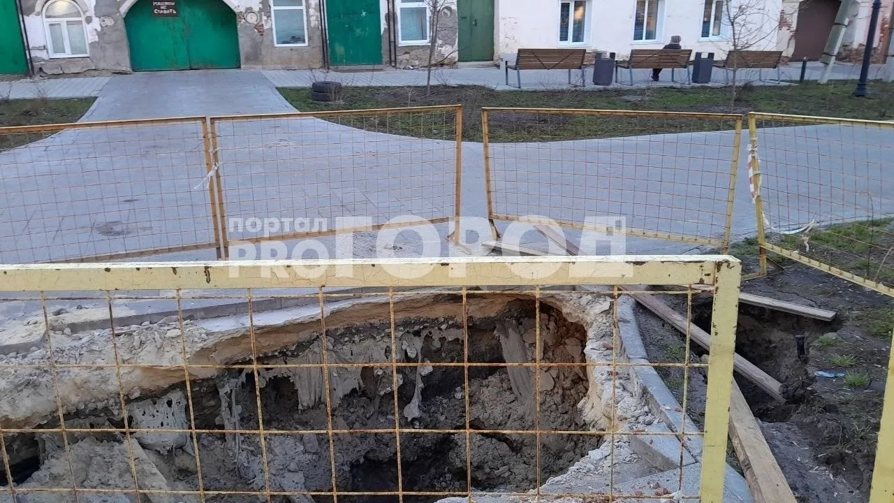 Многомиллионный алатырский "Арбат" частично провалился под землю  "Пешеходную улицу так торжественно