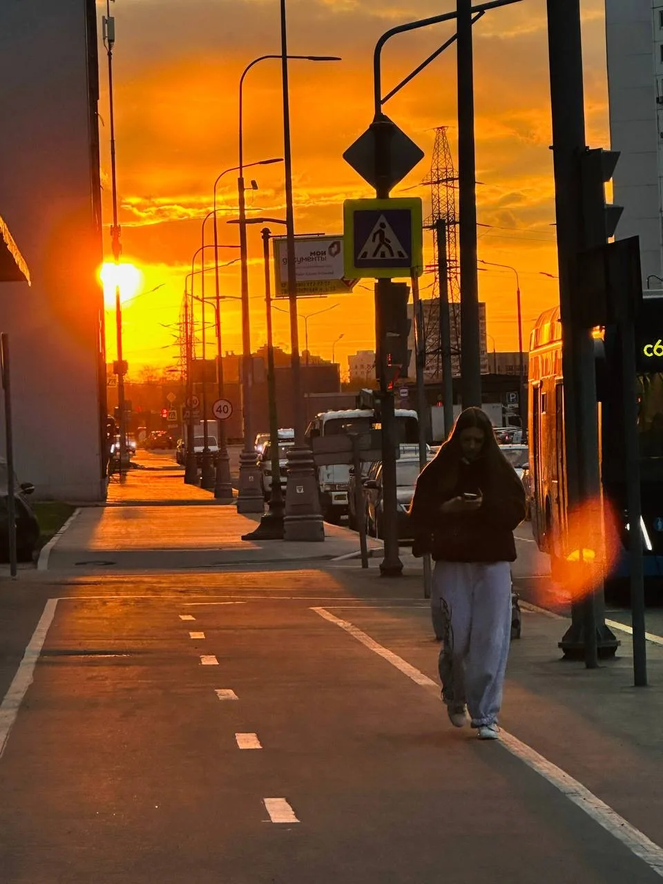 🧡 Последний день апреля в Москве провожает оранжевый закат.