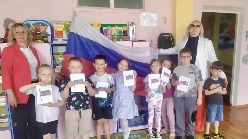 Воспитанники МБОУ «С(К)НШ-ДС №2» г. Нерюнгри дружно отмечали день России.

Дети играли, отгадывали з