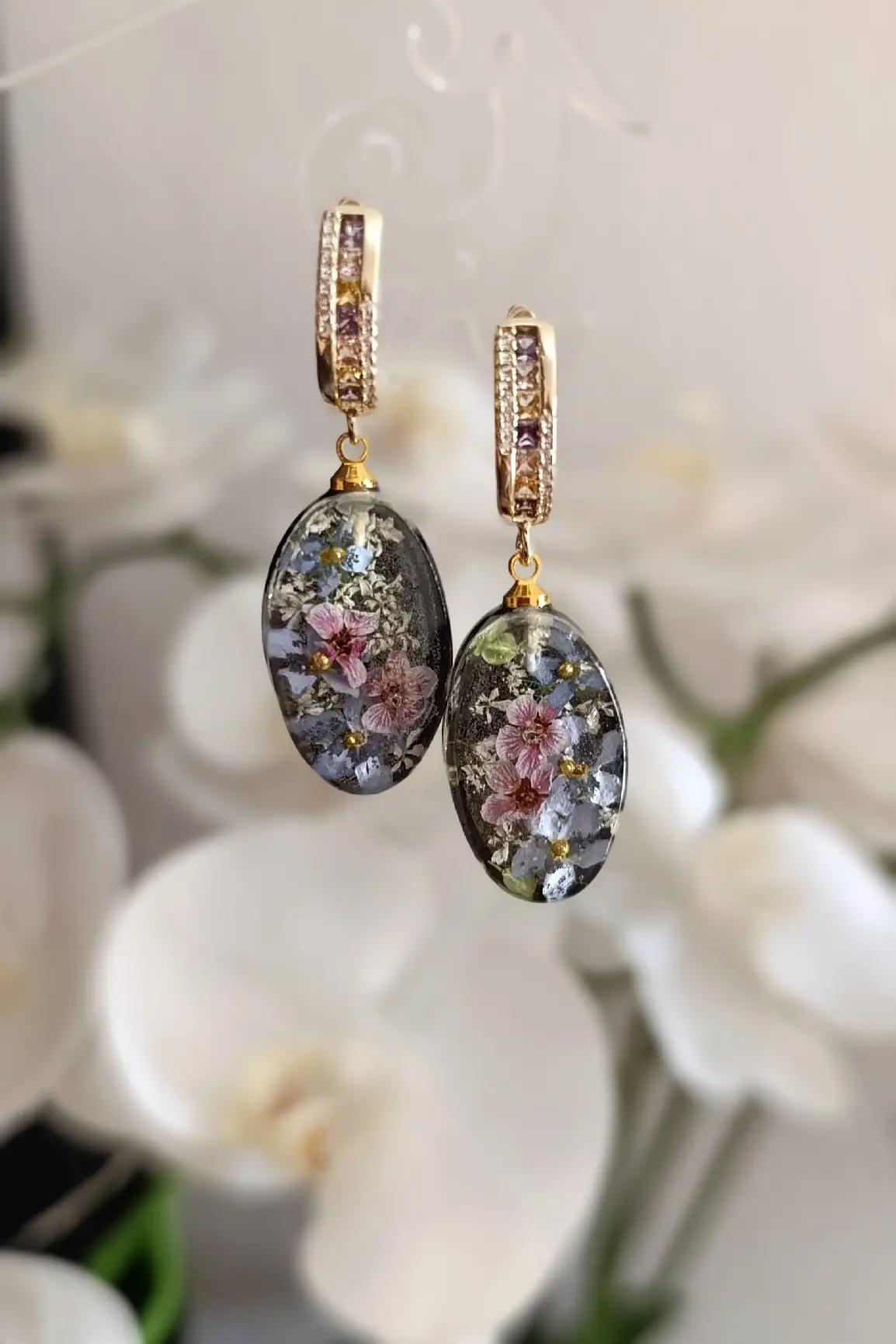 Серьги с настоящими цветами незабудки и спиреи ✨

Мы в ВК 👇
https://vk.ru/epoxy_mast

Источник: Отк