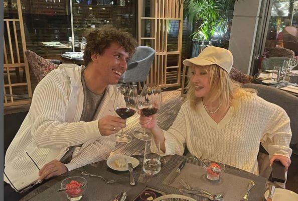Алла Пугачева восхитила фанатов «ножками-палочками» на прогулке