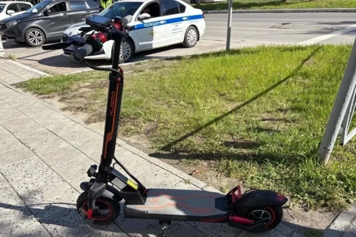 В Нижневартовске мальчик на электросамокате сбил во дворе женщину