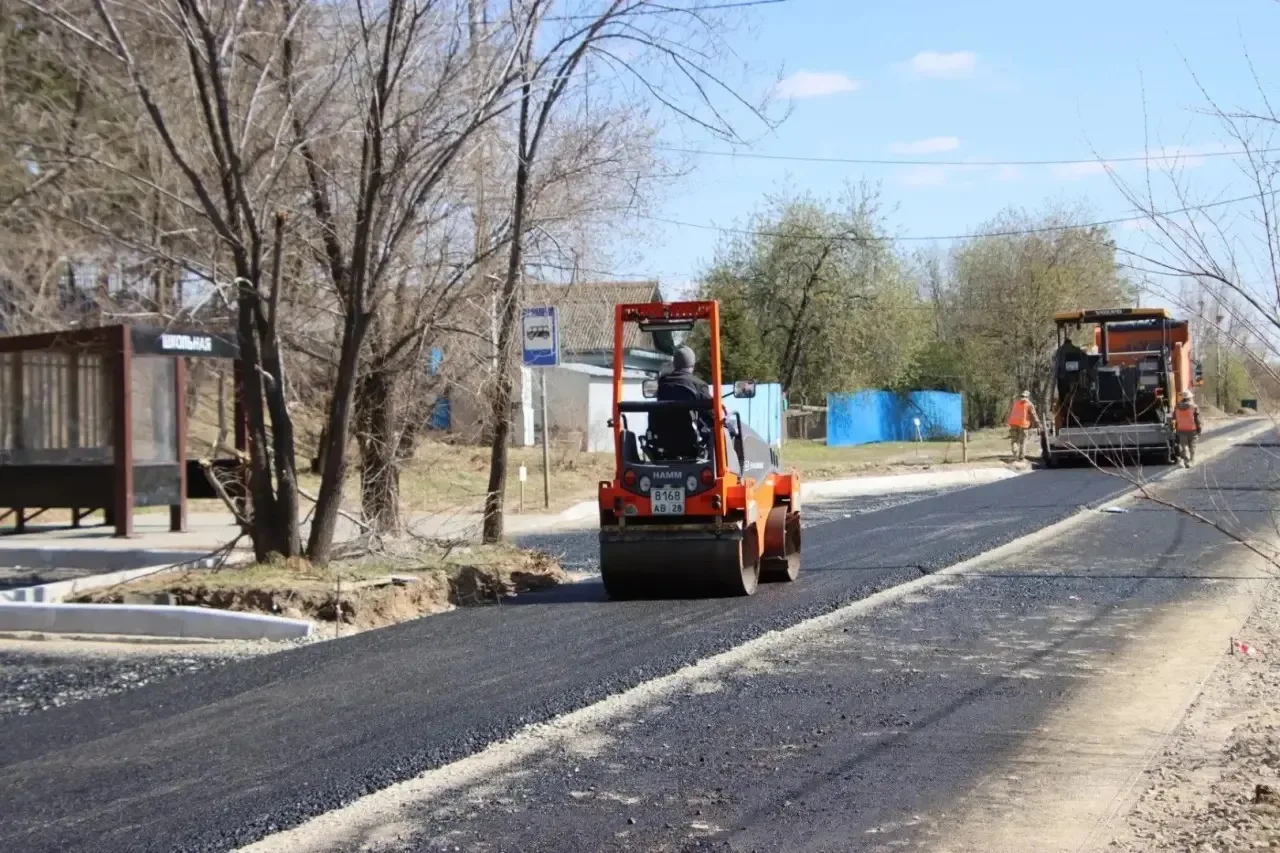 🚧 В Свободном начали укладывать асфальт на ул. Кооперативной  В городе продолжается ремонт дорожной 