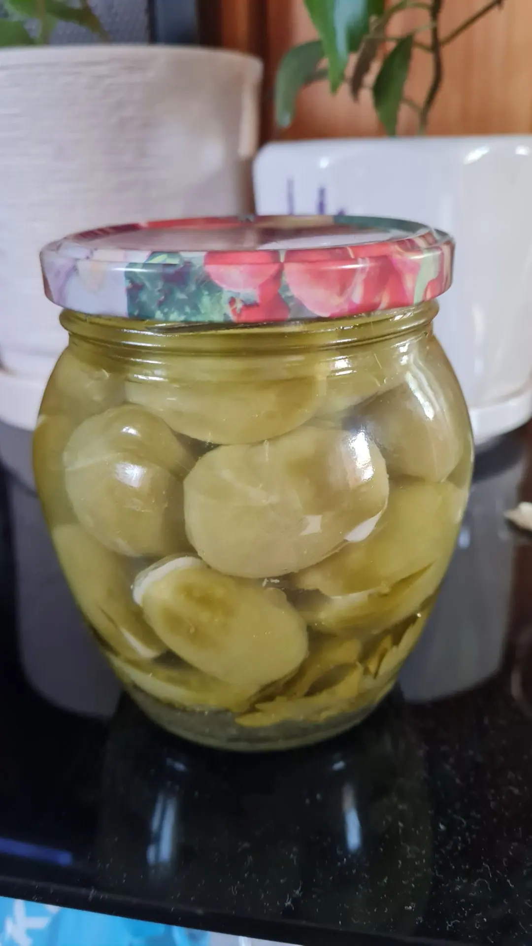 Зелёные помидорки решила замариновать. Саша такое любит.