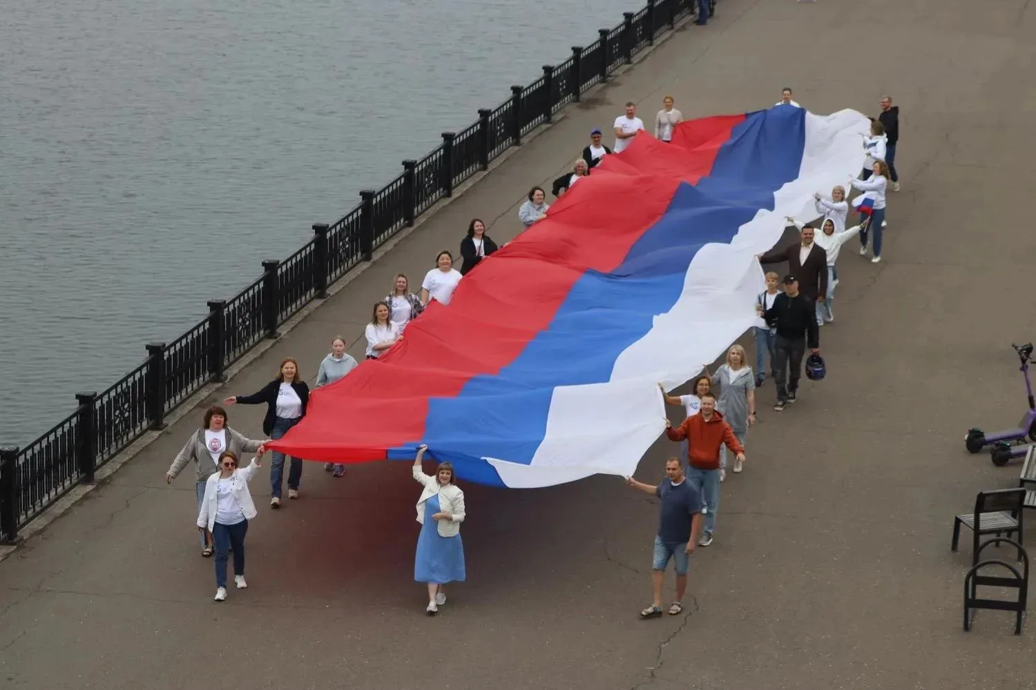 Пришкольные лагеря Красноярска отмечают День России. Сегодня на их территориях проходят...