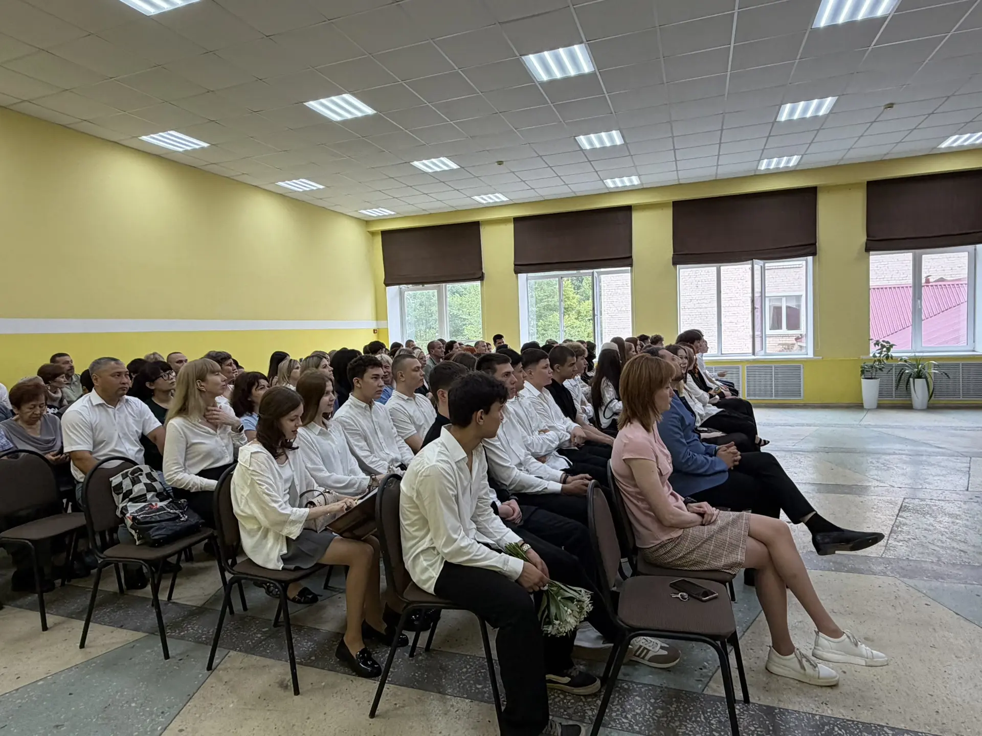 🎉 Торжественное вручение аттестатов — важный рубеж пройден! 🎉

Вчера в нашей школе царила особая а