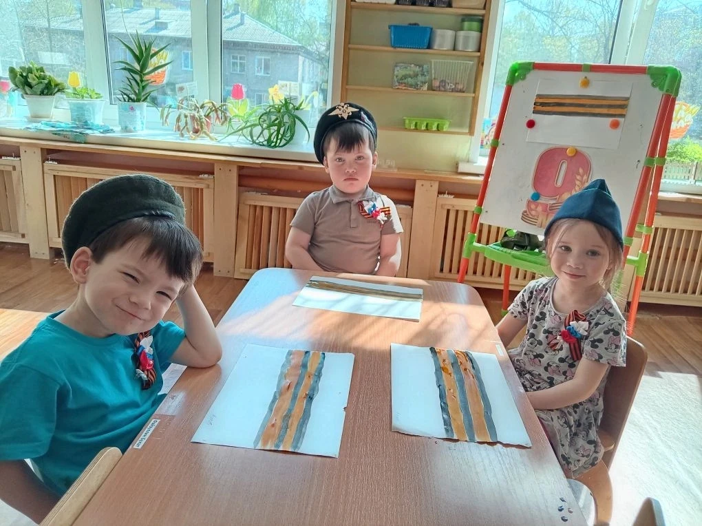 В младшей группе "Солнышко" 🌞 воспитатели провели беседу о Великой Отечественной Войне...
