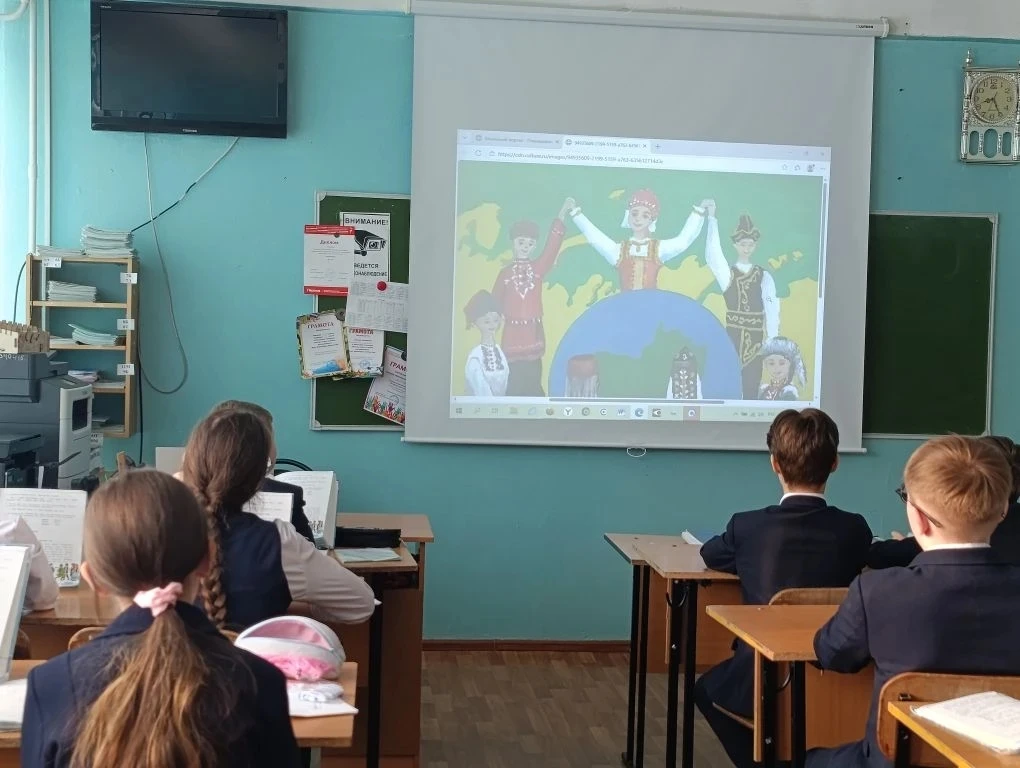Сегодня в школе торжественно отметили День родного языка.  Ученики с большим энтузиазмом сыграли спе